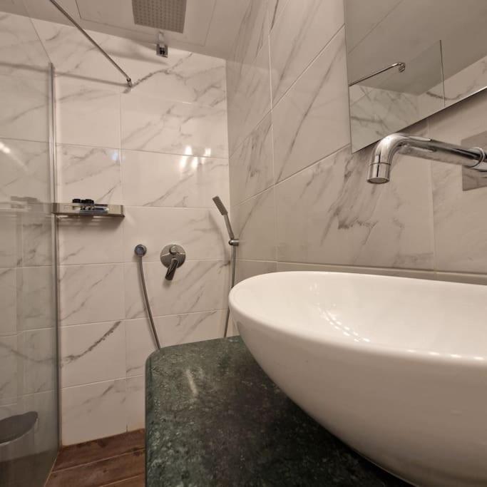 Chic Apt Near Acropolis - Avdi Square Athen Eksteriør bilde